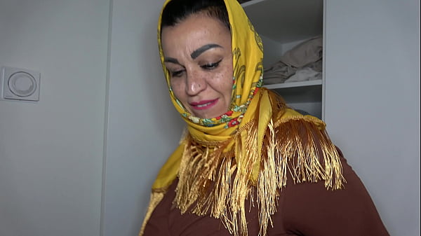 Big Ass Arab Stepmom in Hijab Begs for Throbbing Cock
